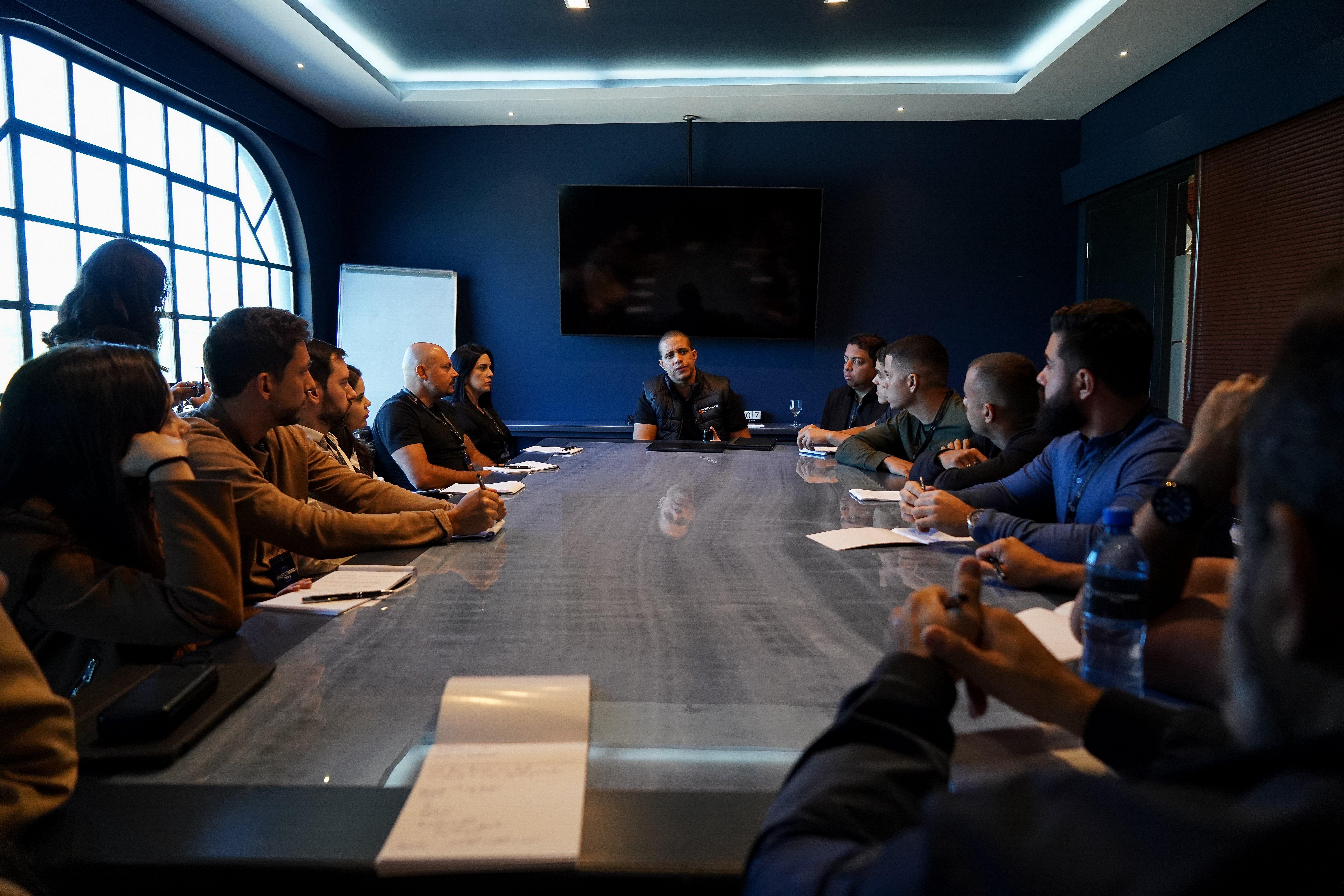 Reuniao na sala de conferencia azul