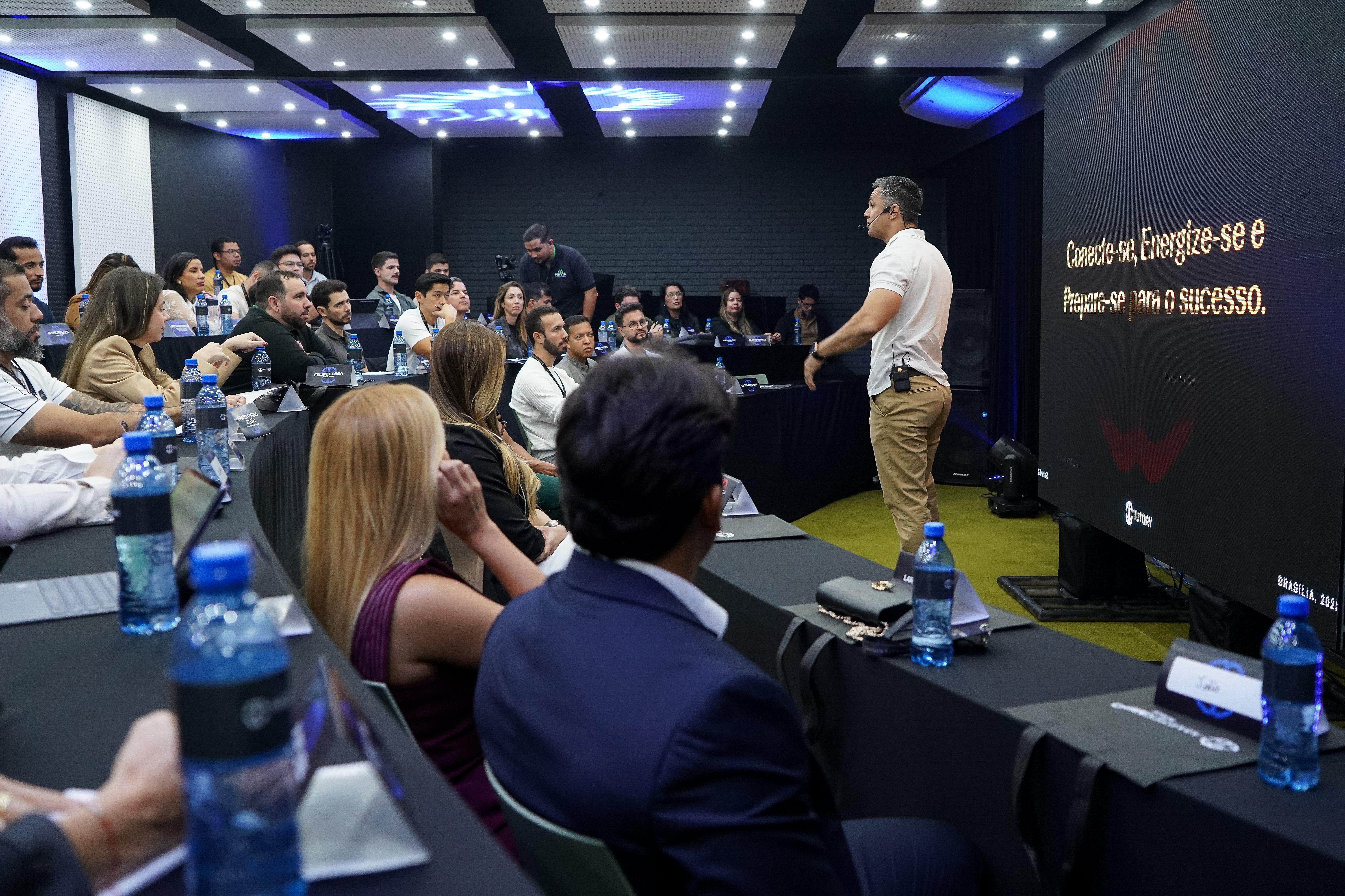 Palestrante apresentando para a plateia